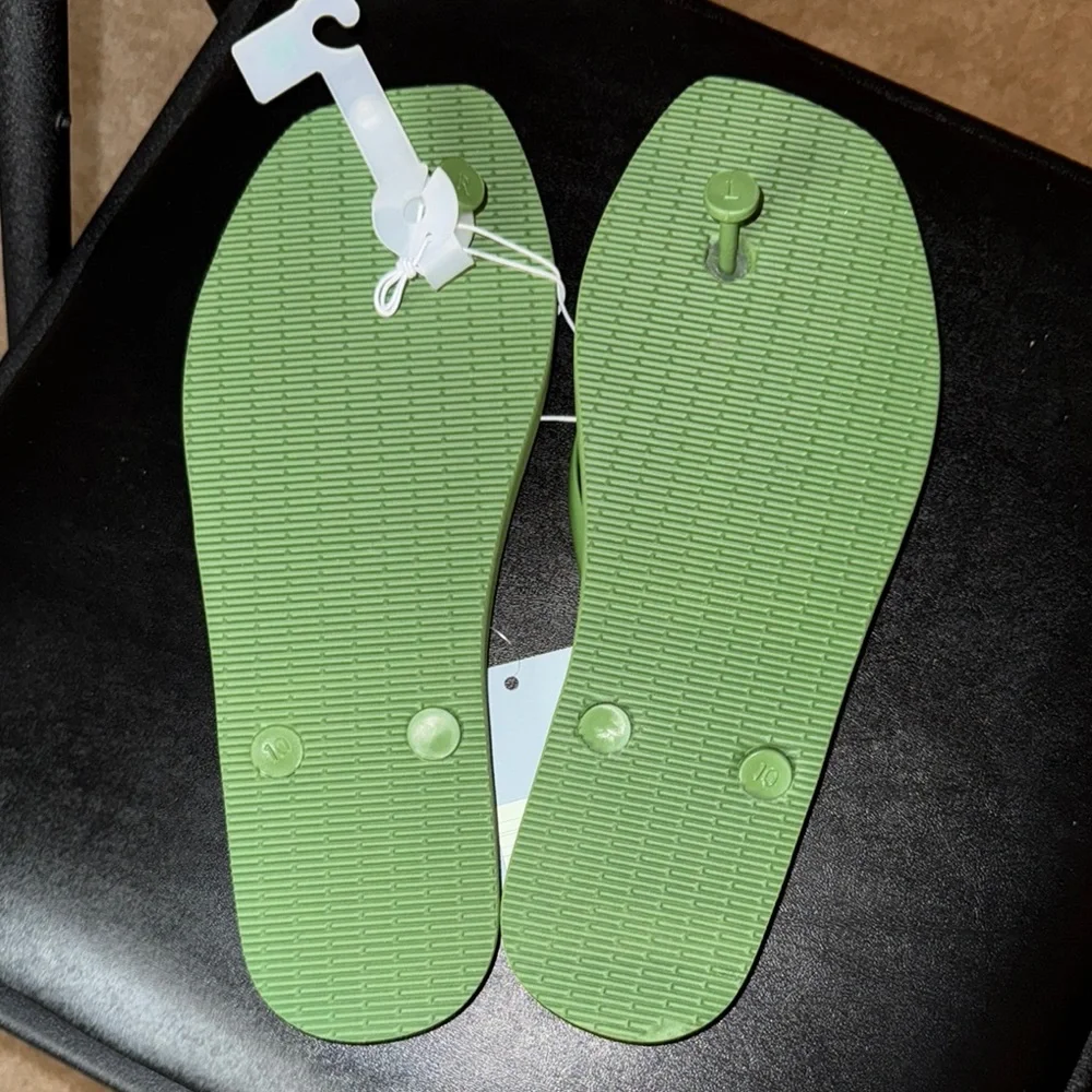 Shade & Shore Leafy Green Flip Flop Sandals, NWT, Size 10 (CL)
